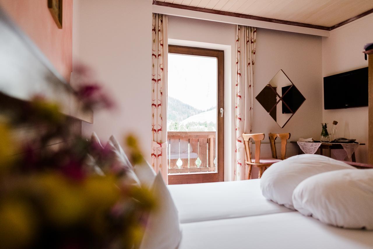 Das Naturhotel Die Eng Hinterriss Bagian luar foto
