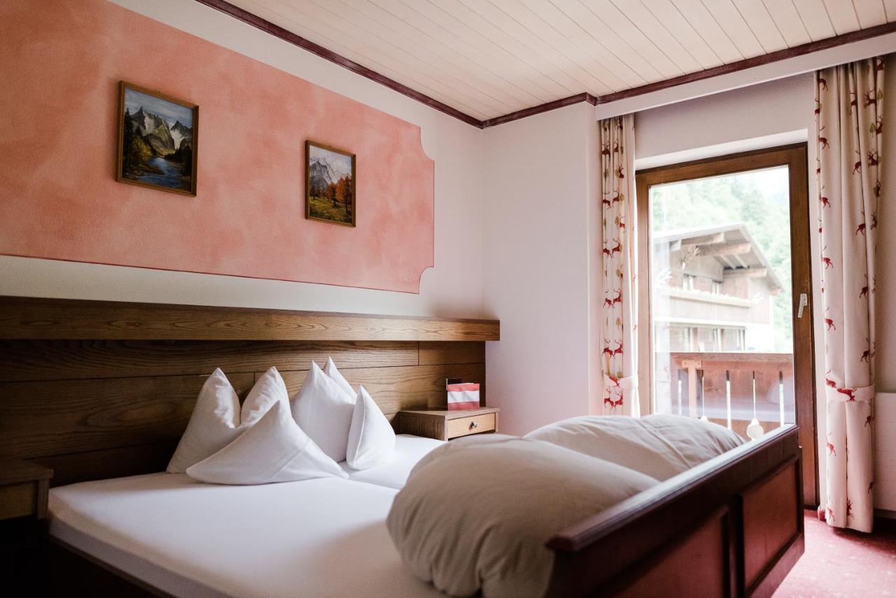 Das Naturhotel Die Eng Hinterriss Bagian luar foto