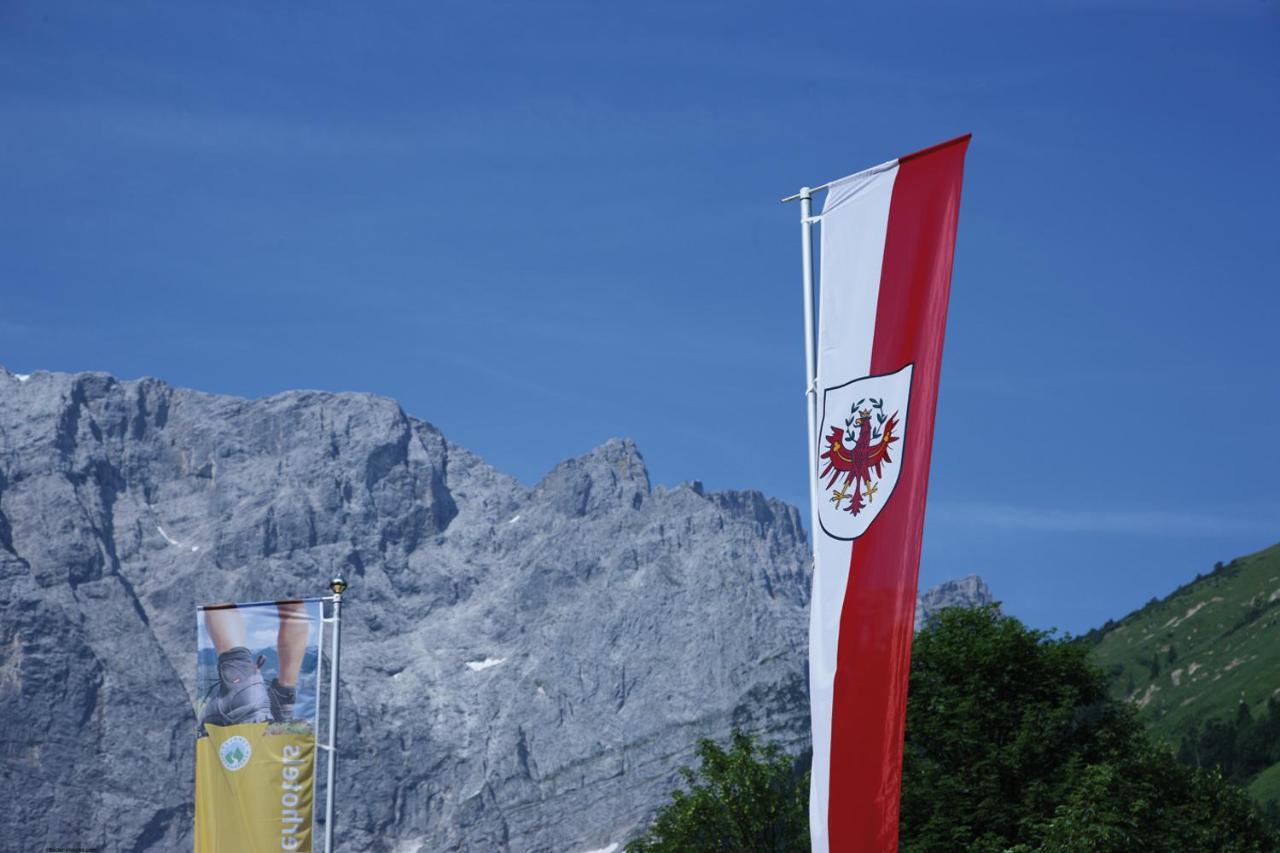 Das Naturhotel Die Eng Hinterriss Bagian luar foto
